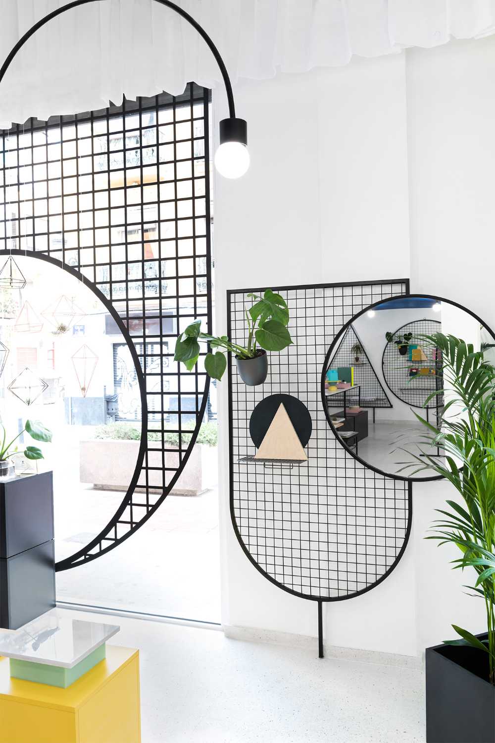 Negozio di design a valencia, tra colori e metallo