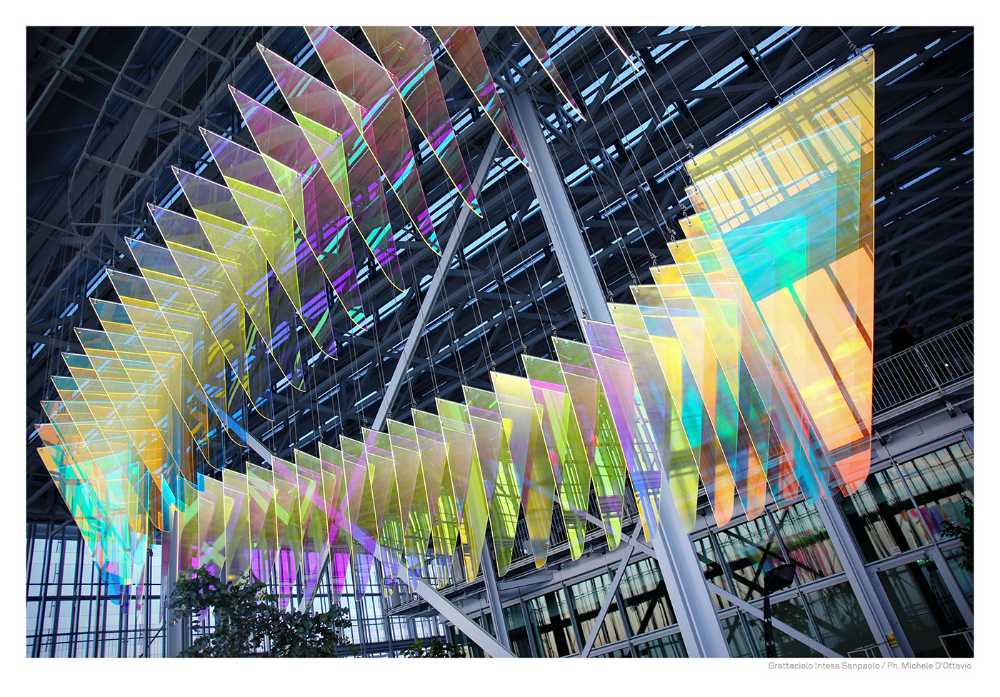 Installazione di luci colorate in un grattacielo vetrato