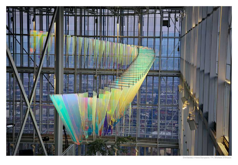 Installazione di luci colorate in un grattacielo vetrato