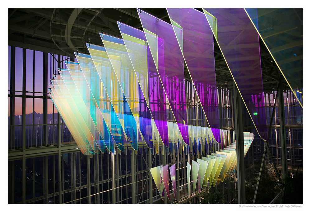 Installazione di luci colorate in un grattacielo vetrato