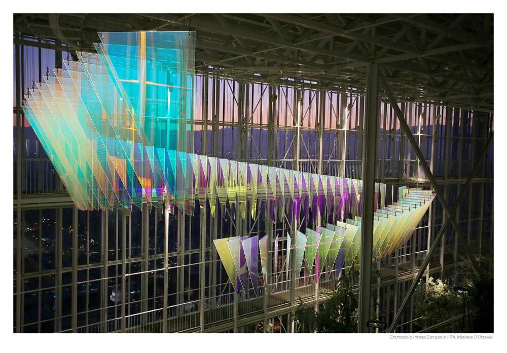Installazione di luci colorate in un grattacielo vetrato