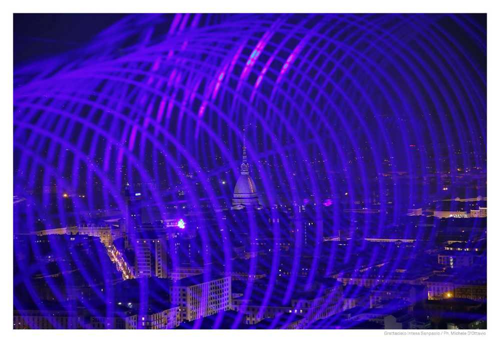 Installazione di luci colorate in un grattacielo vetrato