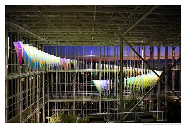 Installation of lights in a glazed skyscraper
