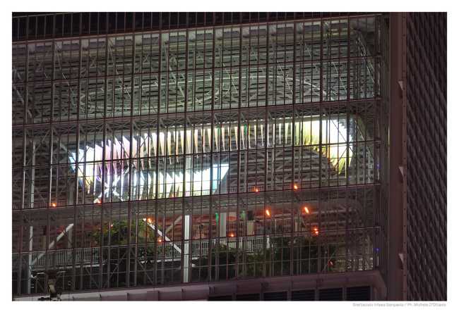 Installation of lights in a glazed skyscraper