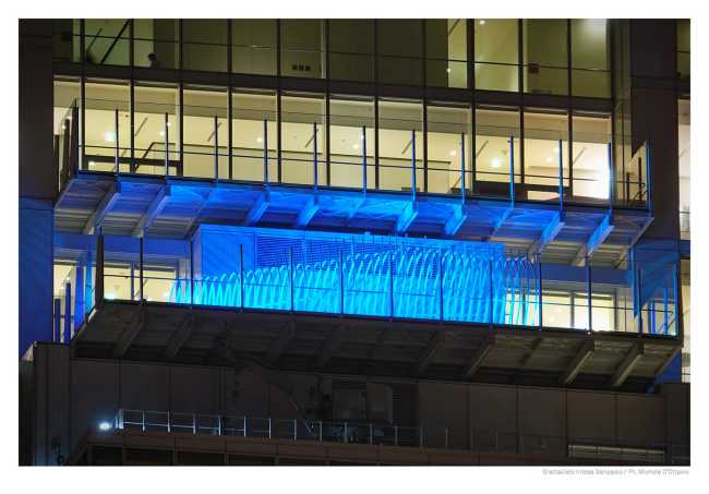 Installation of lights in a glazed skyscraper