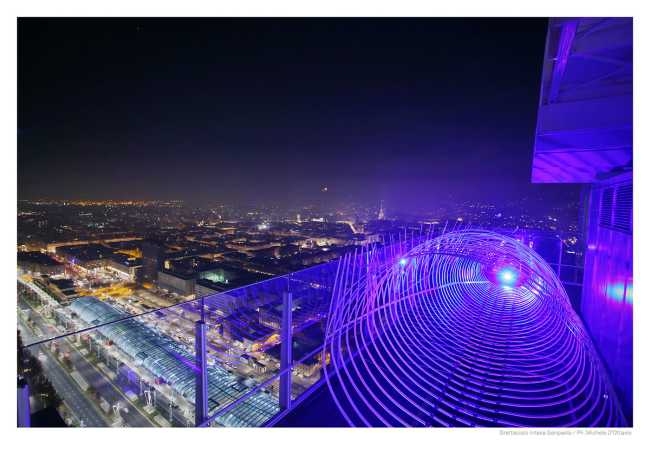 Installation of lights in a glazed skyscraper