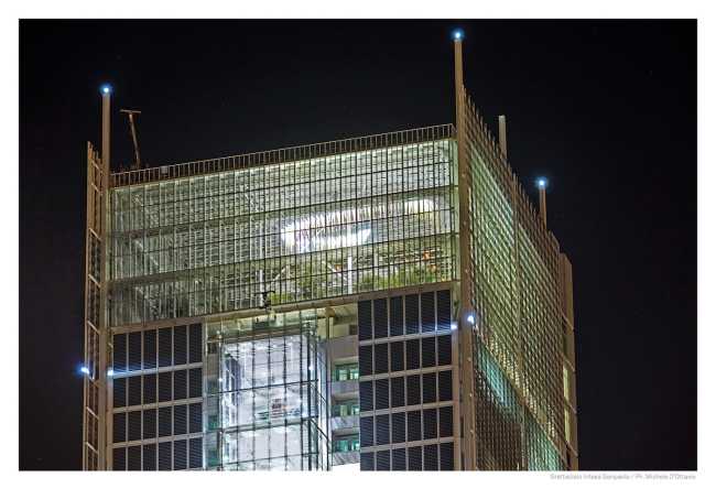 Installation of lights in a glazed skyscraper