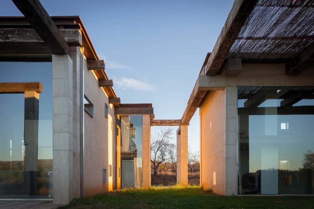 piscina davanti a portico in pialstri