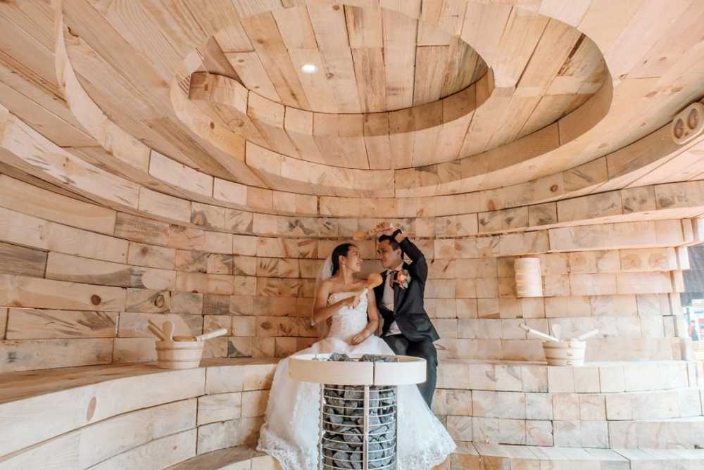 Sauna in legno al centro di una città