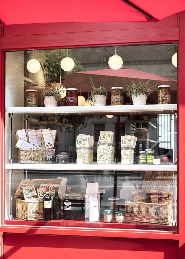 Vetrata in facciata colore rosso prodotti a vista