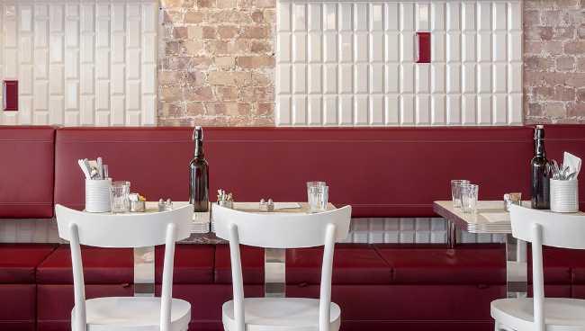 Sedute rosse tavolo e sedie bianche