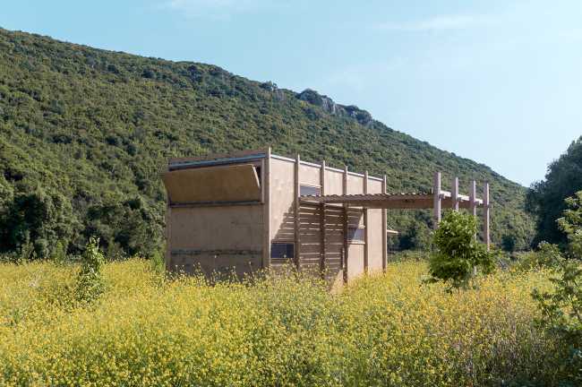 Cabina nel prato naturale