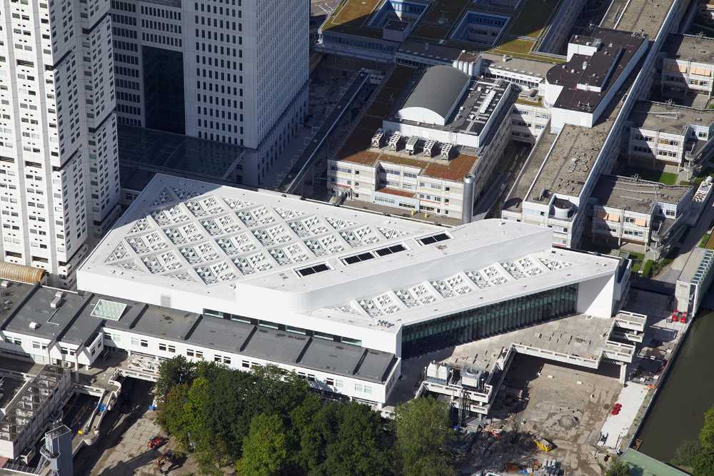 Vitrage à l'Université de Rotterdam. Structure en treillis avec des dimensions maximales