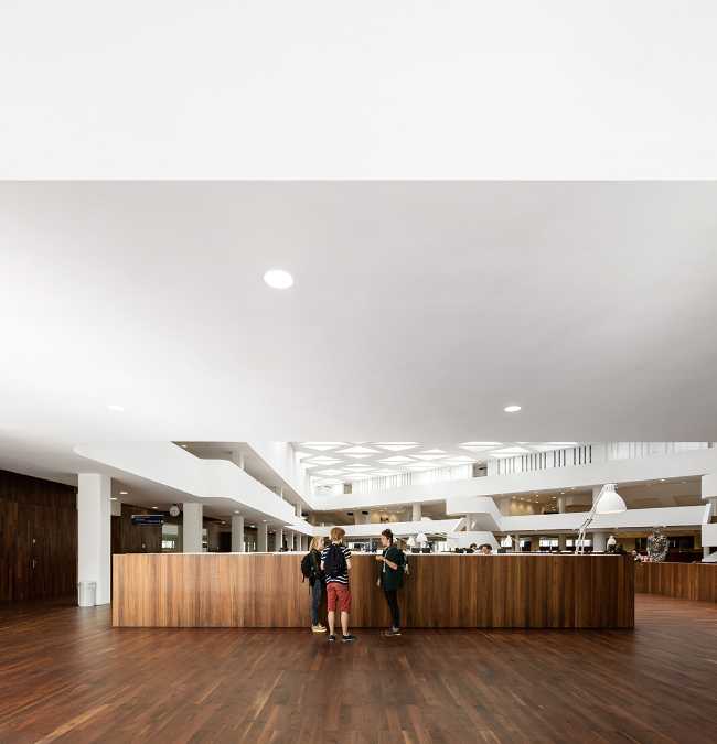 Universidad recepción y piso de madera