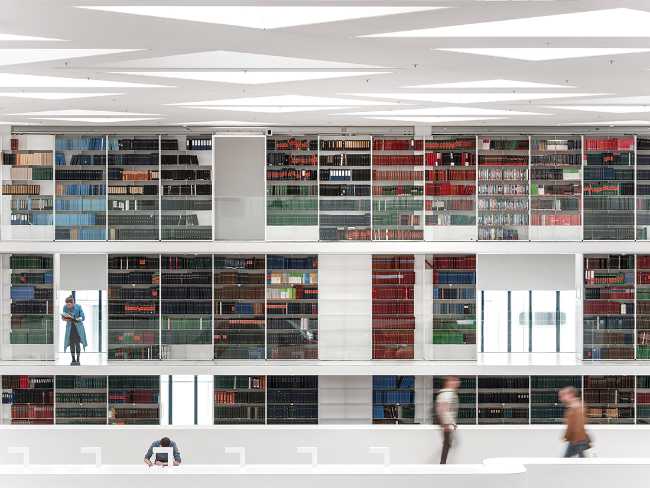 Biblioteca de la universidad a varios niveles