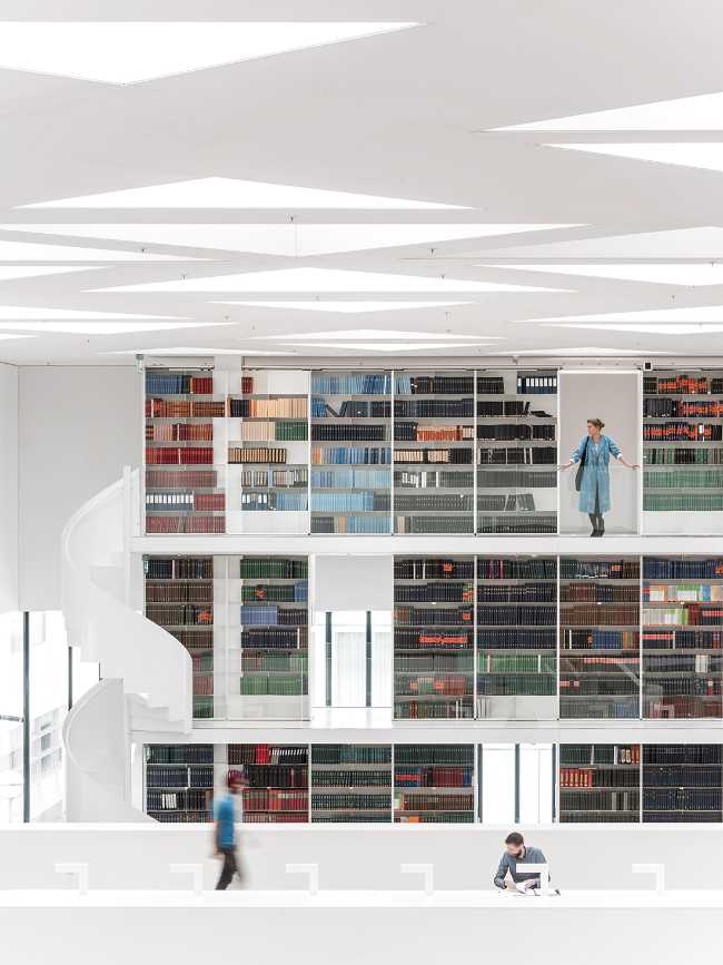 Biblioteca de la universidad a varios niveles