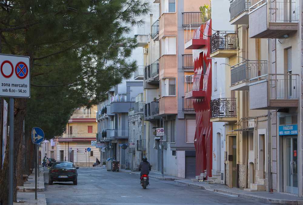 modernist facade urban insertion