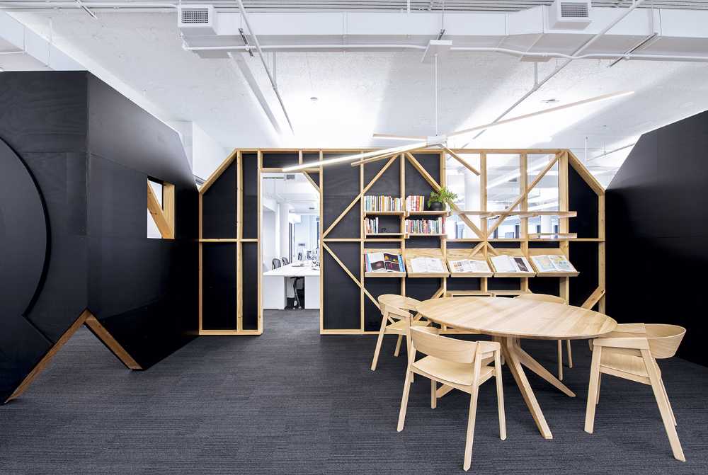 Interno di un ufficio con divisori in legno