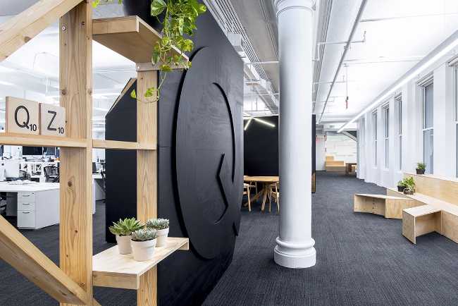 Interno di un ufficio con divisori in legno