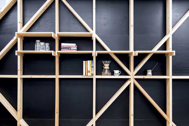 Parete con mensole in legno