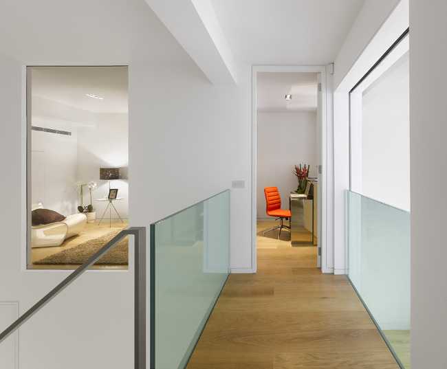 Double height apartment with glass balustrade