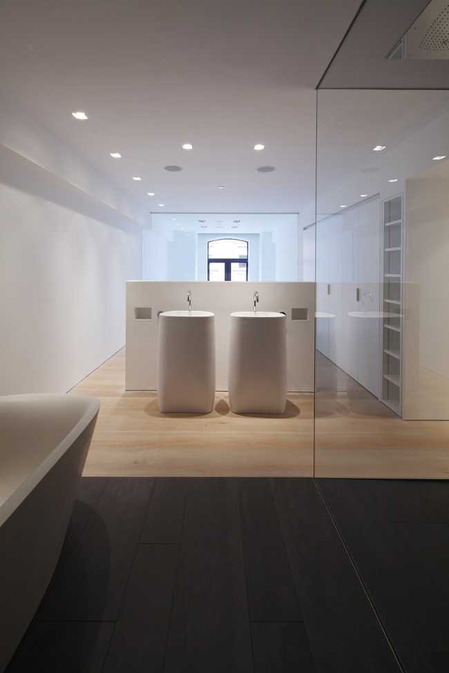 Minimal luxurious bathroom