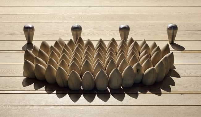 Dettaglio in legno della mostra