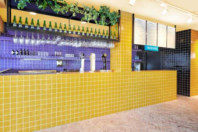 bar ibiza bancone rivestito in piastrelle gialle