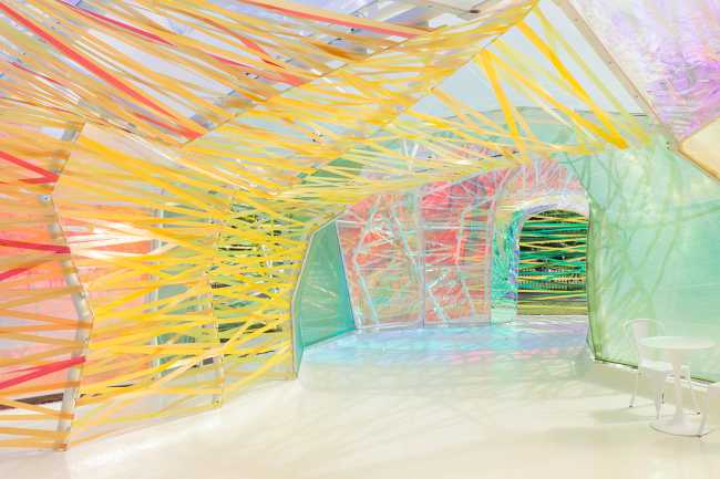 pavillon londres design transparent intérieur coloré