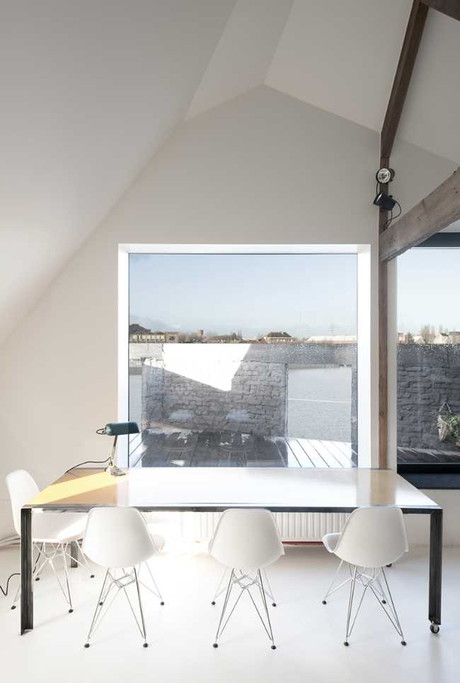 Sottotetto bianco con patio sala da pranzo