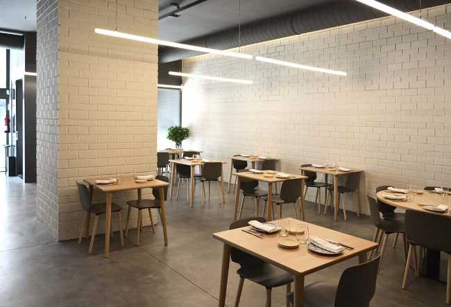 Tavoli in legno della sala da pranzo di un ristorante