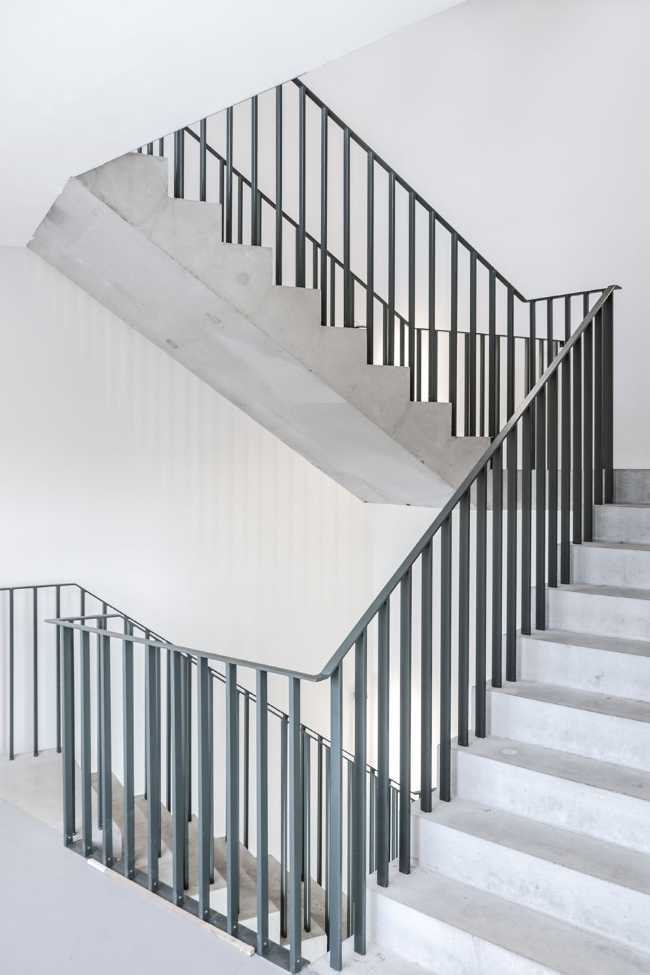 Cuerpo de escalera con balaustrada de metal
