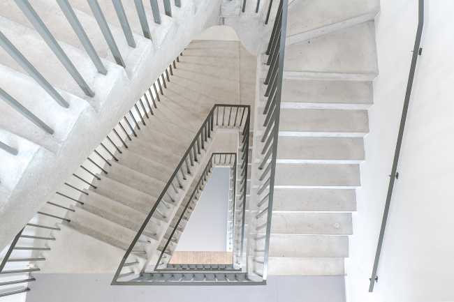 Cuerpo de escalera con balaustrada de metal