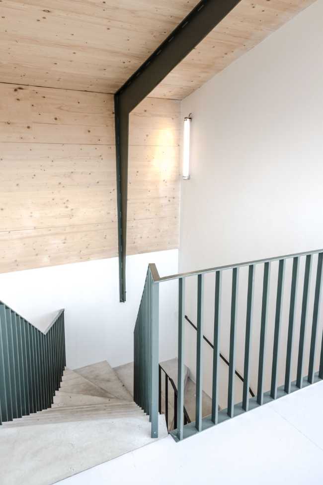 Cuerpo de escalera con balaustrada de metal