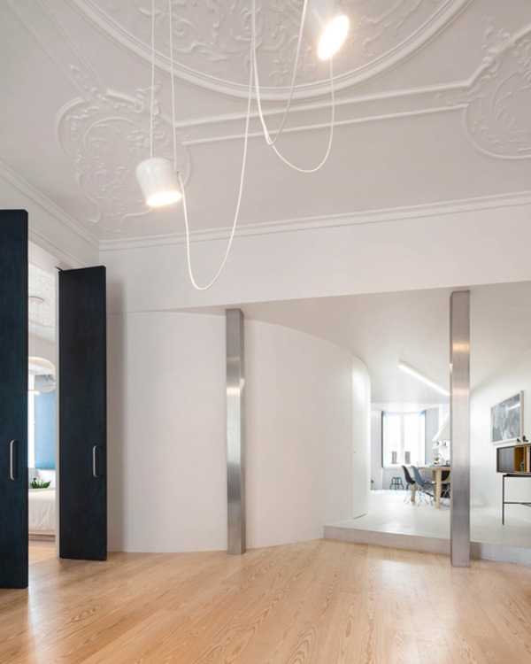 Appartamento storico parquet e pareti bianche