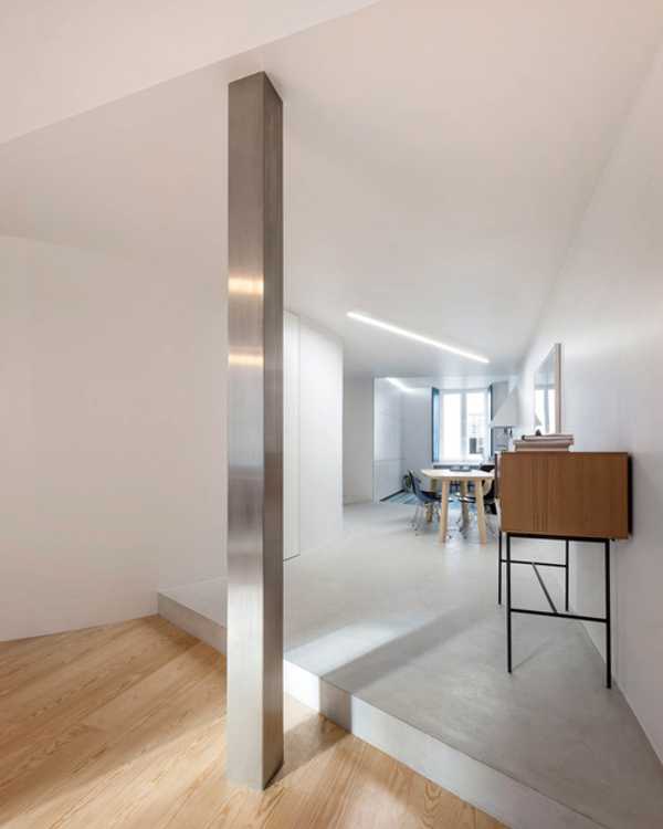 Appartamento storico parquet e pareti bianche