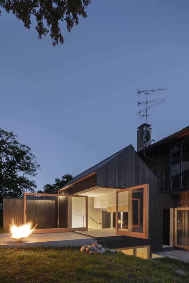 Maison avec une façade en bois brûlé.