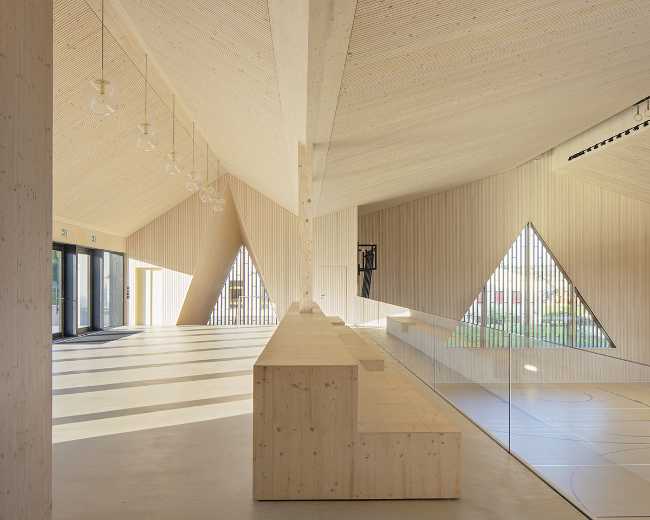 Centro multifuncional en madera interior