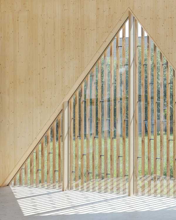 Ventana triangular de madera multifuncional