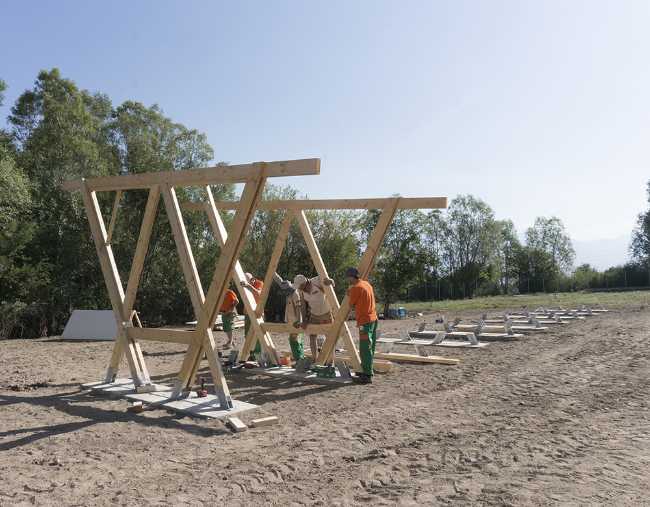Struttura in legno per polli in costruzione