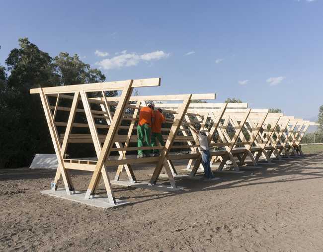 Struttura in legno per polli in costruzione