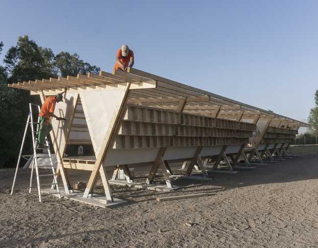 Struttura in legno per polli in costruzione