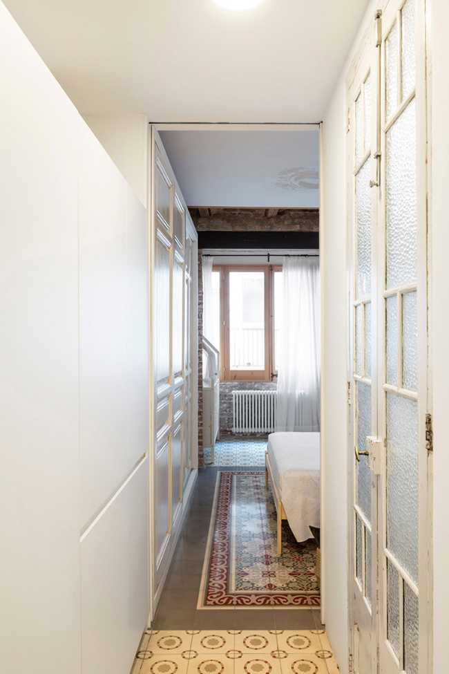 Cucina e corridoio bianco