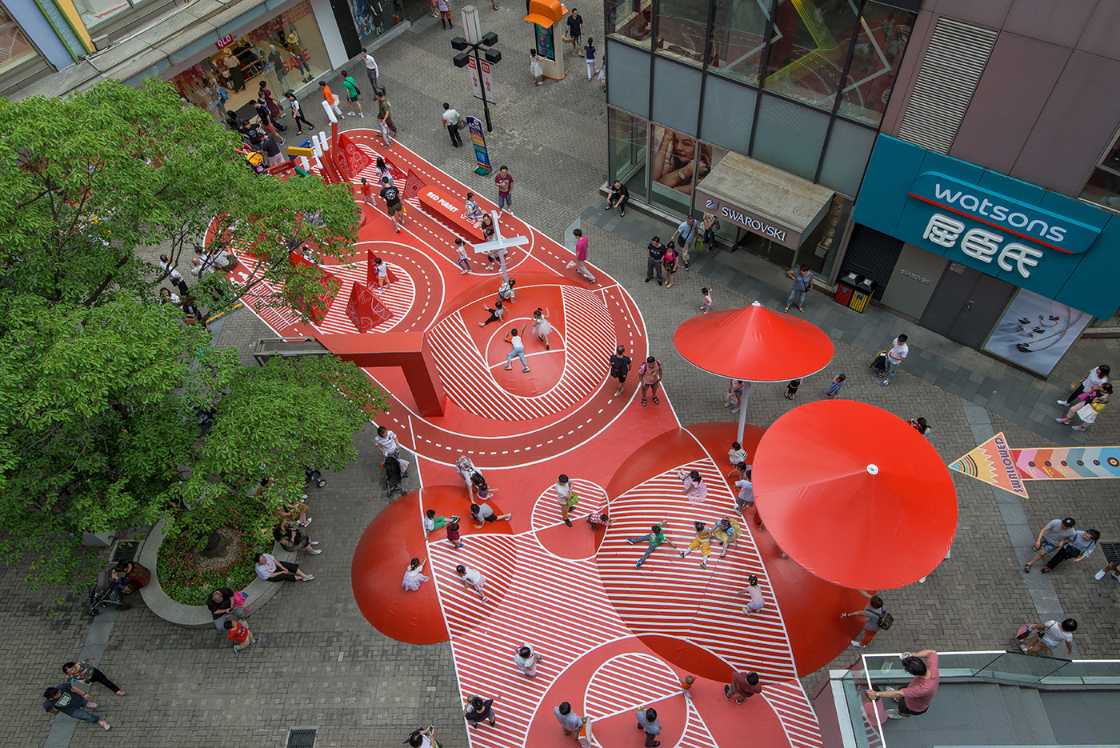 Espace public innovant. L'utilisation de la couleur rouge pour attirer et engager