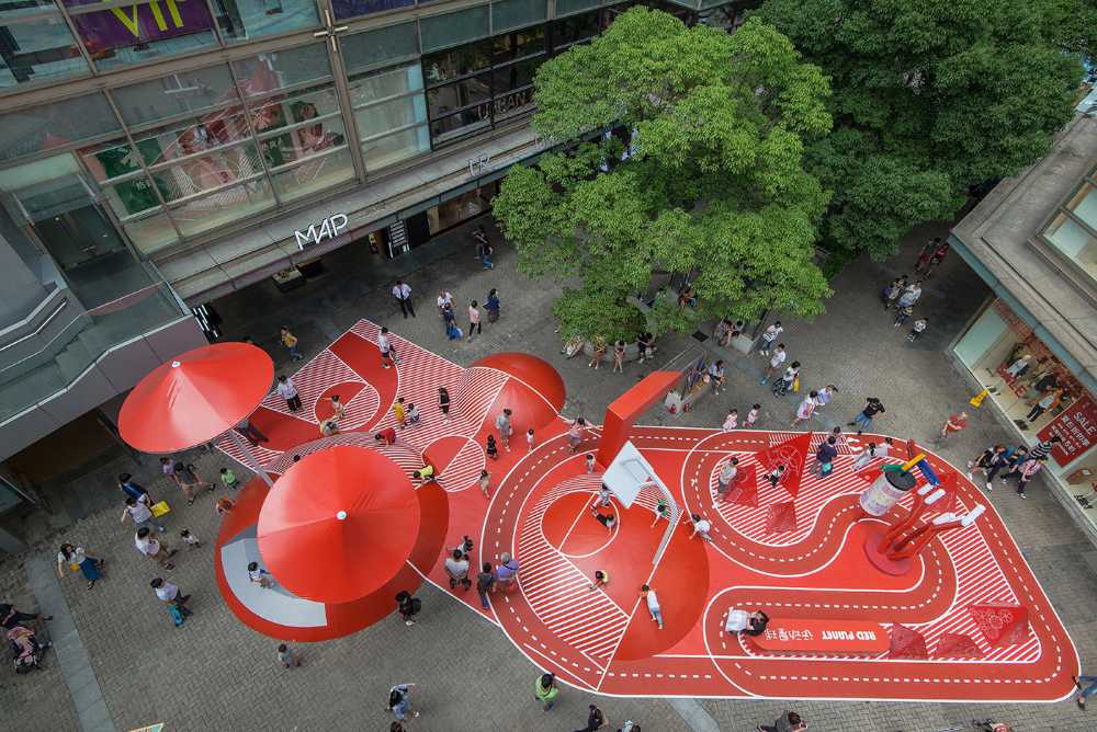 Espace public innovant. L'utilisation de la couleur rouge pour attirer et engager