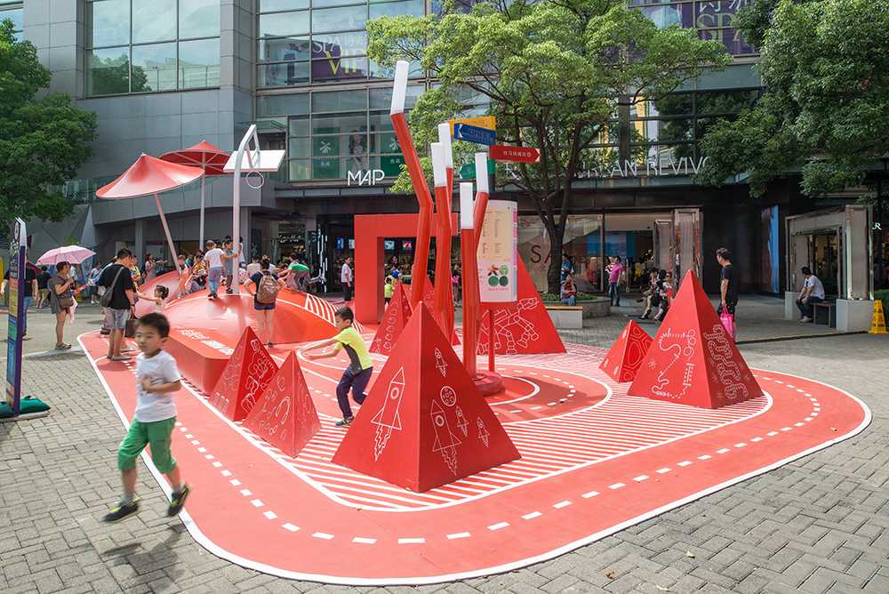 Espace public innovant. L'utilisation de la couleur rouge pour attirer et engager