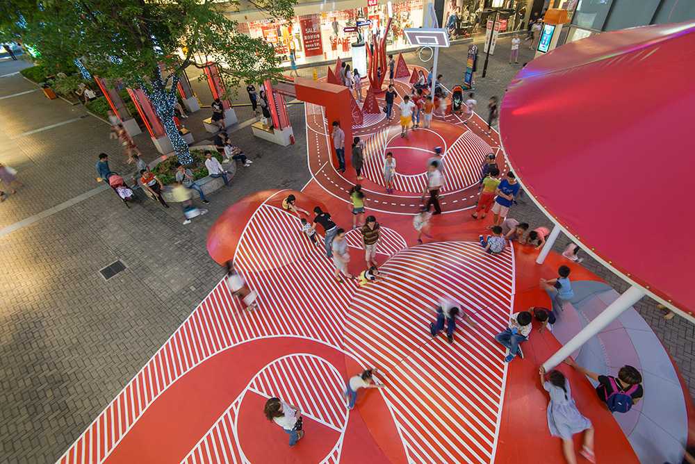 Espace public innovant. L'utilisation de la couleur rouge pour attirer et engager