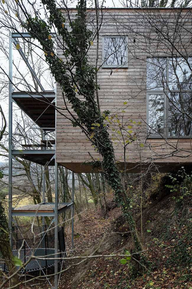 Casa tra gli alberi sospesa