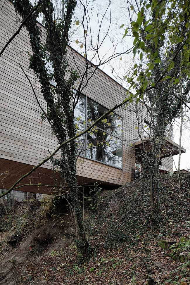 Casa tra gli alberi sospesa