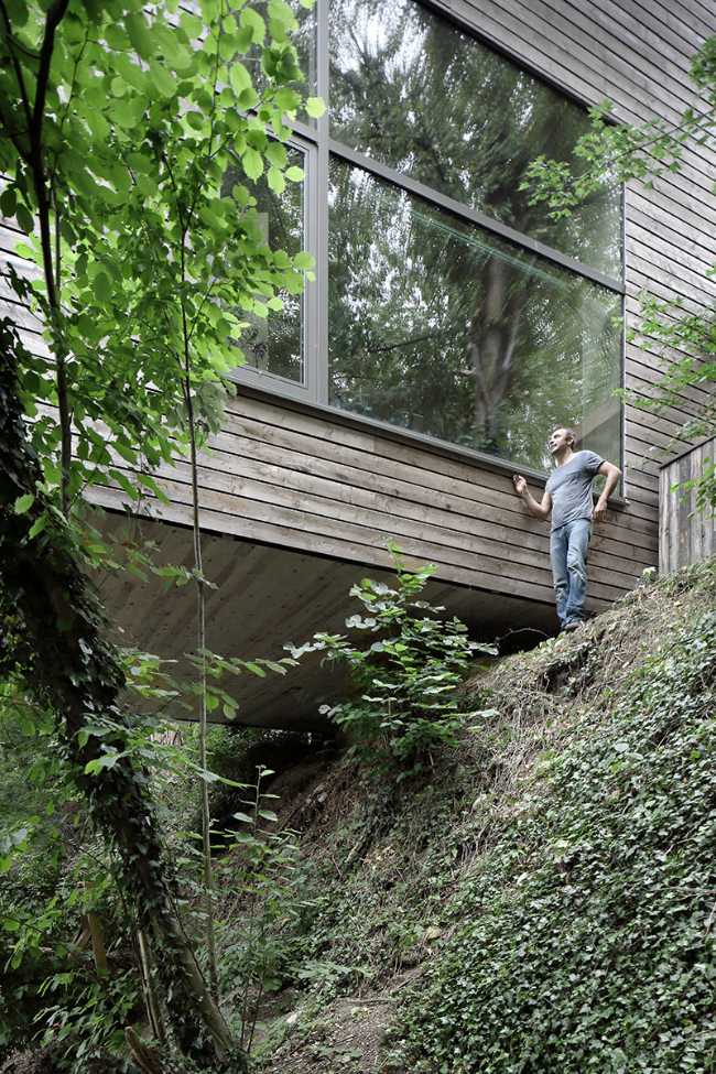 Casa tra gli alberi sospesa su una struttura in acciaio